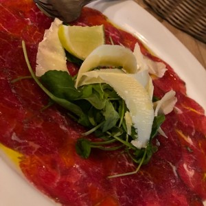 Carpaccio de Manzo con Rucola e Scaglie di Grana