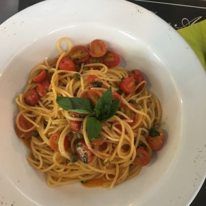 Pasta con tomates cherry y alcaparras