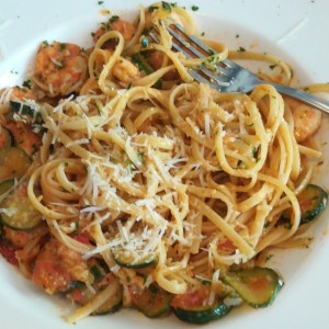 fetuccini con camarones y zucchini