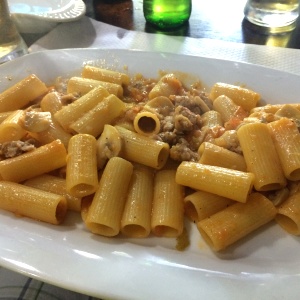 Rigatoni com chorizo italiano y hongos