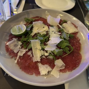 Carpaccio de Manzo con Rucola e Scaglie di Grana