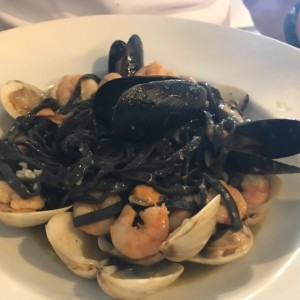 Linguini negro con mariscos 