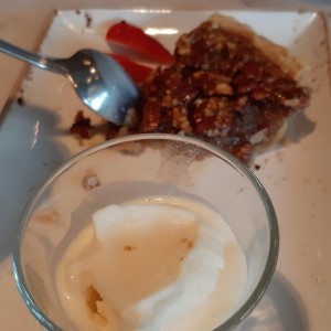 postre Pecan pie con helado de vainilla 