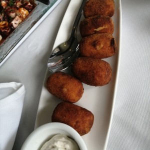 Croquetas de Bacalao o Croquetas de Jamon Serrano