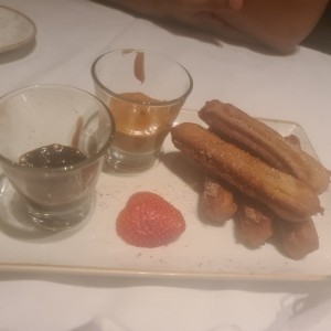 churros con salsa de manjar y chocolate 