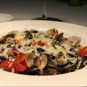 black linguini con frutos del mar