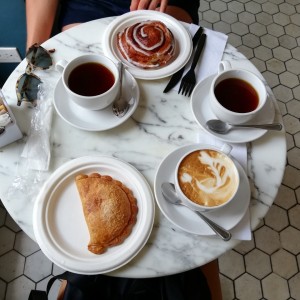 empanada con queso y guayaba, cafe geisha, cinnamon roll, cappuccino