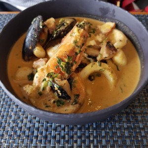 Cazuela de mariscos afroantillana