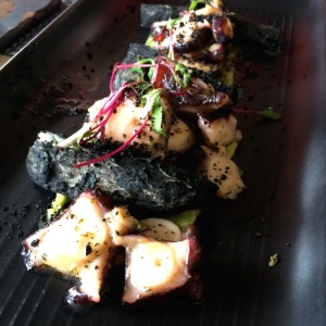 Pulpo con carbon de yuca marinado en finas hierbas.