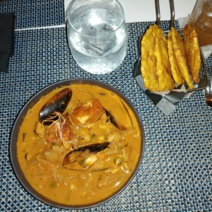 cazuela de mariscos estilo afro antillano