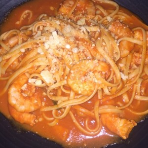 Linguini con camarones en hoja de tallo