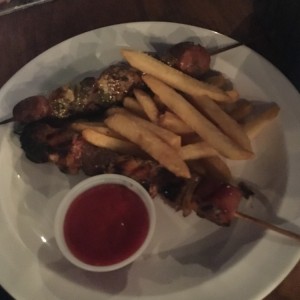 Brocheta con papas fritas