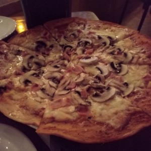 pizza de hongos y jamon