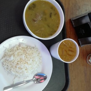 Sopa de carne con arroz y jugo de naranja