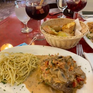 Carne termino medio con pasta al oleo 