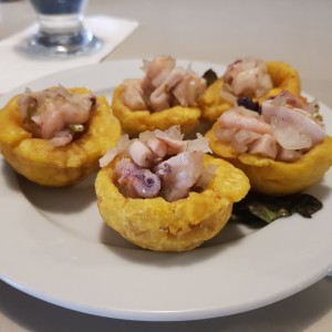 patacones relleno de ceviche mixto