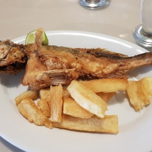 pescado frito con yuca