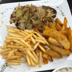 bistec encebollado con papas fritas y papas western