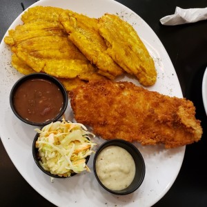 pescado apanado con patacones y ensaladas ralladas