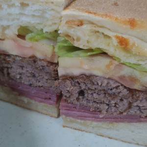 Hamburguesa con extra salami