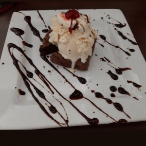 Brownie con helado de vainilla.