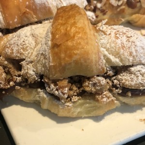 Croissant de dulce de leche con galleta 