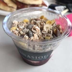 Yogurt Griego con black cherry y granola