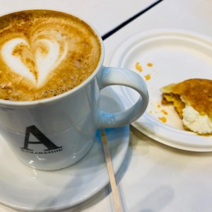 Capuccino con sabor a vainilla y empanada de queso.