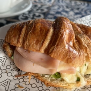 Croissant de Pavo y queso suizo