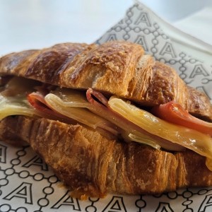 Croissant de Pavo y queso suizo