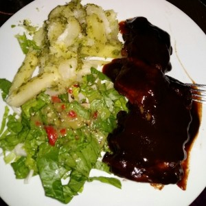 Costillas de cerdo BBQ con Yuca al mojo