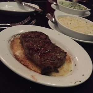 new york strip, espinacas a la crema y pure de papas