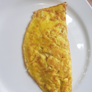 Omelete de queso, hongos y tomate.