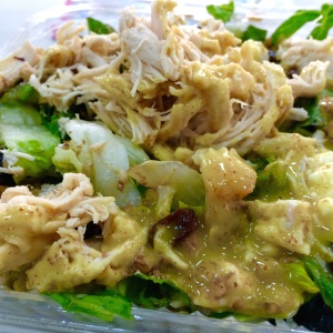 Ensalada Santino con pollo (to go). 