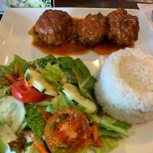 Albondigas en salsa roja, arroz y ensalada