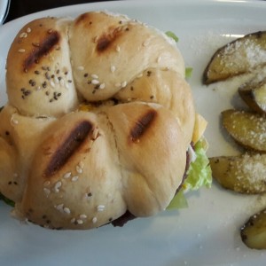 Hamburguesa doble carne con papas asadas