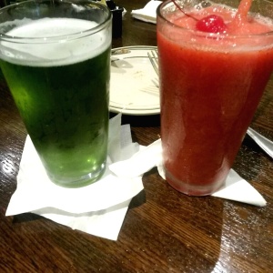 Cerveza verde y smoothie de fresa