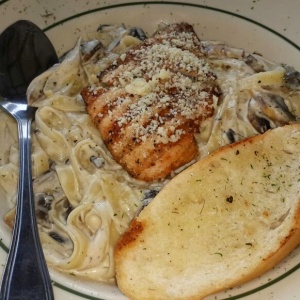 Pasta alfredo con pollo a la plancha y hongos