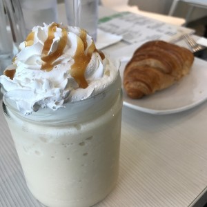 frappe con croissant