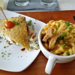 Pulled Pork Mac & Cheese y emparedado de Pavo con Dip de Espinacas