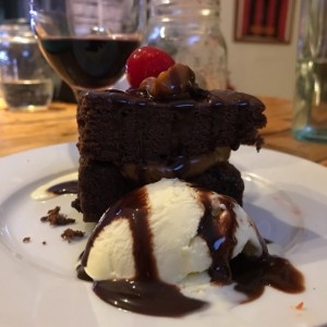 brownie con dulce de leche y helado