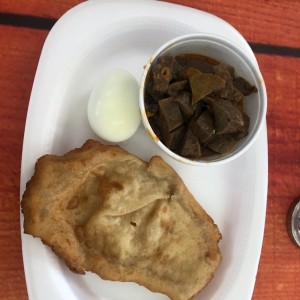 picadillo de bofe, hojaldre y huevo sancochado