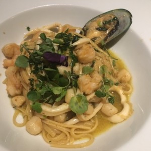 Linguini aglio e olio frutto di mare (Disponible gluten free)