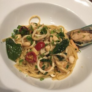 Linguini aglio e olio frutto di mare (Disponible gluten free)