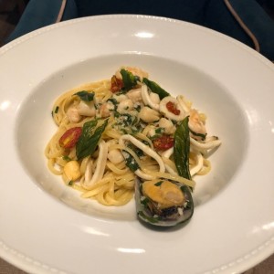 Linguini aglio e olio frutto di mare (Disponible gluten free)