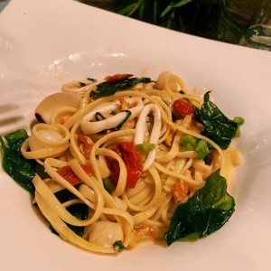 Linguini aglio e olio frutto di mare