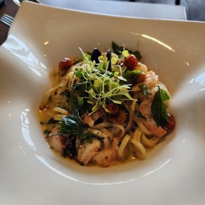 Linguini Aglio e Olio Frutto di Mare