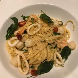 Linguini aglio e olio frutto di mare (Disponible gluten free)