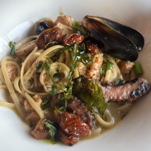 Linguini Aglio e Olio Frutto di Mare