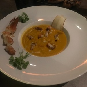 bisque de zanahoria con langostinos.